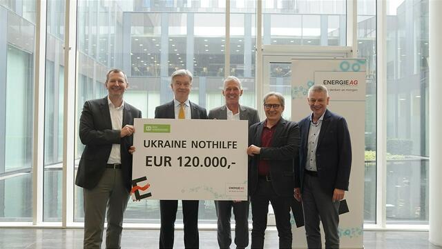 V.l.n.r.: Technikvorstand Stefan Stallinger, Generaldirektor Werner Steinecker, Finanzvorstand Andreas Kolar, Gerhard Pohl (Leiter des SOS Kinderdorfes in Altmünster), Konzernbetriebsrat Bernhard Steiner

 | Foto: Energie AG