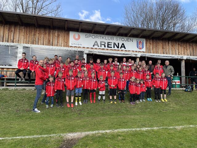 Die Nachwuchsarbeit beim SK Stojen Kapellen funktioniert. Über 70 Kinder tummeln sich zum Teil auf dem charmanten Sportplatz. | Foto: Hofbauer