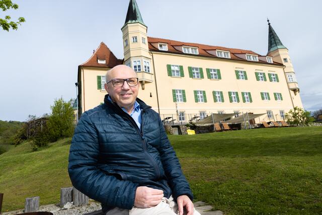 Der Straßganger Bezirksvorsteher Walter Wurm kennt sich mit Geschichte gut aus und zeigt uns eine Schnittstelle für Moderne und Tradition. | Foto: Jorj Konstantinov