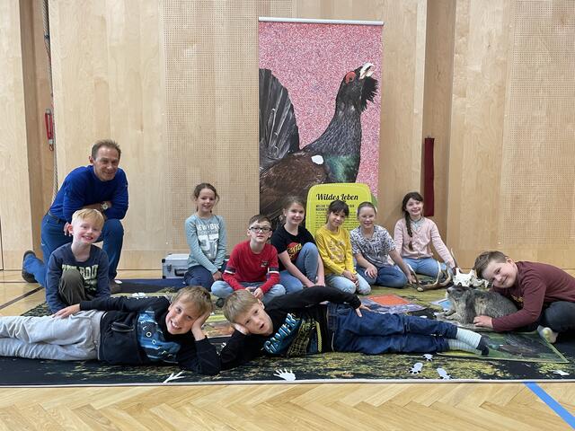 Die zweite Station im Turnsaal. Hier sorgt Biosphärenpark-Ranger Markus Böheim für die Erweiterung des Naturkundewissens der Kinder. | Foto: MeinBezirk.at
