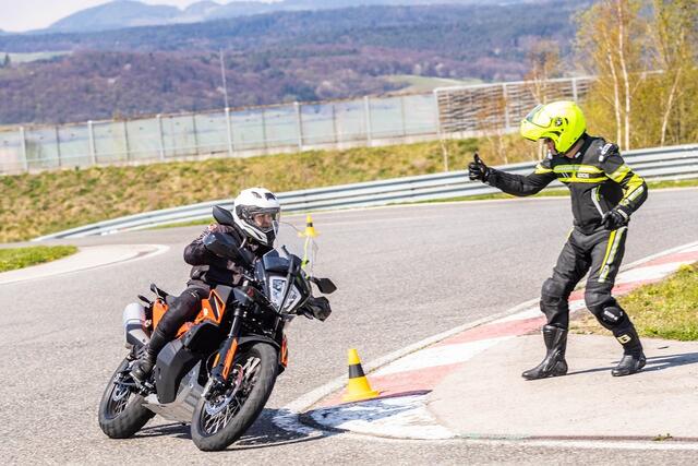 Vor der ersten Ausfahrt sollte das Motorrad technisch durchgecheckt werden. Auch das Fahrverhalten steht auf dem Prüfstand: Experten empfehlen zum Wiedereinstieg ein Training auf geeigneten Stecken und unter geschützten Bedingungen.   | Foto: ÖAMTC Fahrtechnik/Christian Houdek
