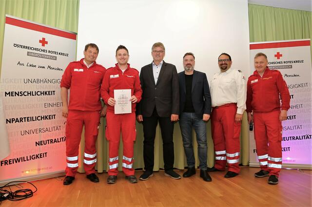 Nach zwei Führungskräfteausbildungen und Bewährung im Einsatz wurde Manuel Buchner zum RK-Obersanitätsmeister befördert. | Foto: Eckhart Herbe