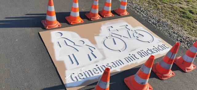 Auch neue Markierungen auf geteilten Fahrrad- und Gehwegen – wie hier am Grünanger – scheinen Konflikte nicht zu entschärfen. | Foto: C. Lamprecht