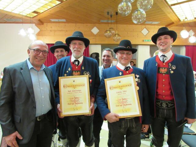Seit 40 Jahren bei der MK Strengen: Josef Schwenninger und Ludwig Alber. Im Bild mit Bgm. Harald Sieß, Mario Spiß, Vbgm. Gernot Neuhauser und Obmann Matthäus Maaß. 