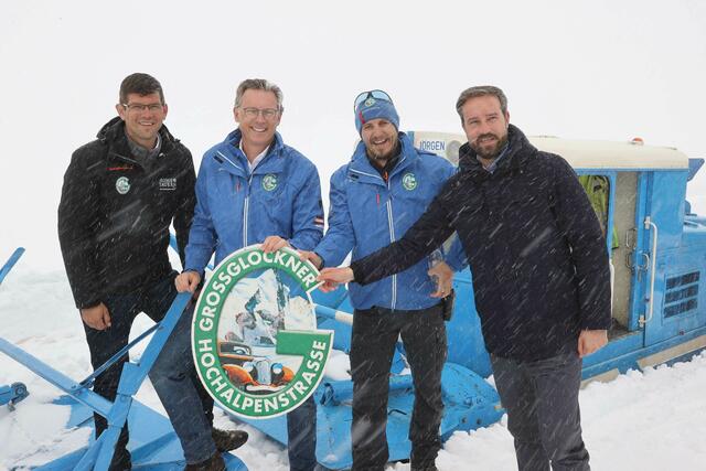 Landesrat Martin Gruber (Straßenbaureferent, Land Kärnten), Stefan Putz (Geschäftsführer SYN TRAC GmbH), Landesrat Stefan Schnöll (Straßen- und Mobilitätsreferent, Land Salzburg) und Dr. Johannes Hörl (Vorstand Großglockner Hochalpenstraßen AG) | Foto: grossglockner.at/Franz Neumayr