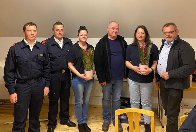 Kommandant-Stv. Günther Wolf, Kommandant Manfred Kreutzer, Bianca Vratny, Vizebürgermeister Werner Kronsteiner, Angelika Kalser und Bürgermeister Hermann Wistrcil (v.l.) bei der Angelobung. | Foto: FF Drösiedl