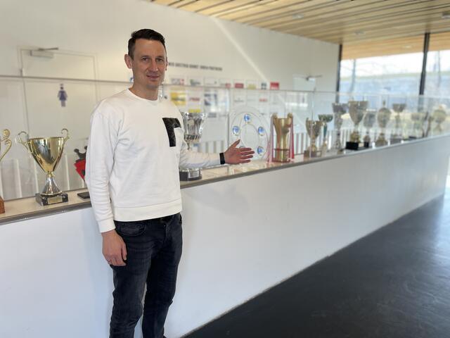 Stolz zeigt Florian Mader die Pokal-Reihe in der Austria-Akademie. | Foto: Karl Pufler