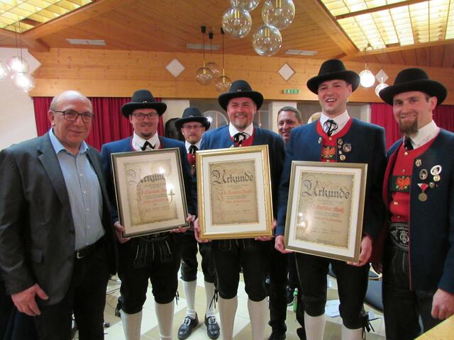 Bgm. Harald Sieß, Johannes Zangerl, Vbgm. Gernot Neuhauser und Mario Spiß mit Christoph Spiß, Alexander Zangerl und Obmann Matthäus Maaß, die seit 15 Jahren bei der MK Strengen sind. 