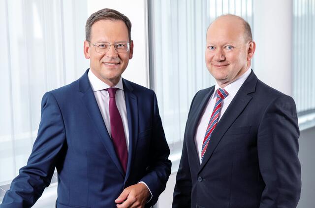 Generaldirektor Klaus Kumpfmüller, Vorstandsdirektor Thomas Wolfsgruber (v. l.). | Foto: Hypo OÖ