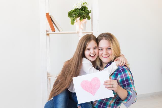Ein Bussi für die Mama: Der Muttertag ist eine gute Gelegenheit, danke für alles zu sagen.  | Foto: Panthermedia /Satura 86