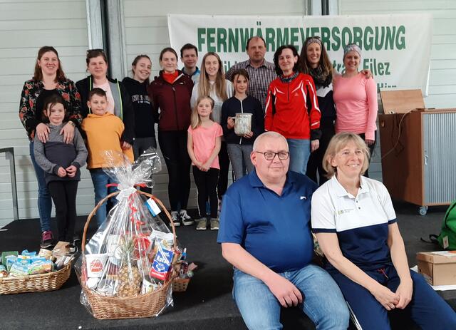 Die größte Gruppe - die Folkloregruppe Graničari - erhielt einen Geschenkkorb.  | Foto: Monika Palatin