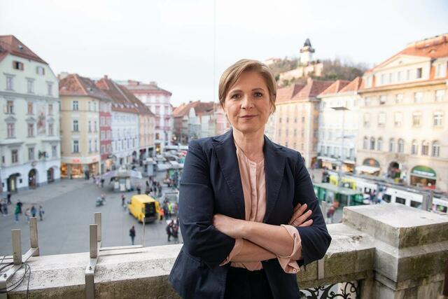 Noch heißt es: Bitte warten! Verkehrsstadträtin Judith Schwentner will Maßnahmen am Bahnübergang Sternäckerweg prüfen, sobald Details von den ÖBB bekanntgegeben werden. | Foto: Grüne