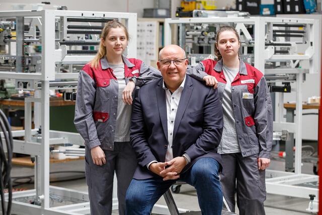 Jungfachkraft in der Metalltechnik/ Zerspanungstechnik Jessica Sperger, WK Wien Innungsmeister der Mechatroniker Peter Merten, Mechatronik-Lehrling Vanessa Schöbinger (17 Jahre) (v. li.) | Foto: F. Wieser