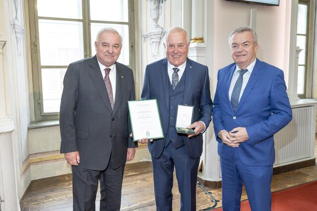 LH Hermann Schützenhöfer und LH-Stv. Anton Lang überreichten Ferdinand Roth das Große Ehrenzeichen des Landes Steiermark. | Foto: Foto Fischer