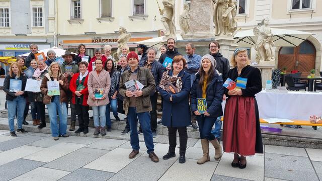Die Autoren mit Stadtrat Christian Stückler, Initiatorin Amelia Marriette und Eva Schatz (Stadtmarketing) am Hohen Platz. | Foto: Stadtgemeinde Wolfsberg