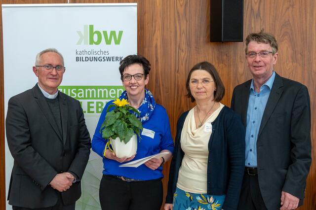 Foto: Weihbischof Dr. Anton Leichtfried, Bildungswerkleiterin Margarete Harrauer, Obfrau Mag.a Angela Lahmer-Hackl und Geschäftsführer Gerald Danner | Foto: Karl Lahmer