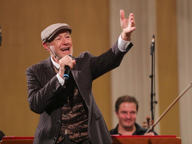 Willi Resetarits alias "Ostbahn-Kurti" ist am Sonntag, 24. April, verstorben. Der Musiker und Menschenrechtler verunglückte mit 73 Jahren. | Foto: Franz Neumayr / picturedesk.com