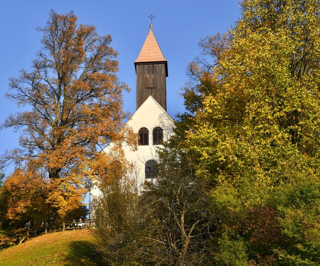 Der Plabutsch eignet sich fast das ganze Jahr für Spaziergänge und Wanderungen – hier: St. Johann und Paul mit herbstlicher Blattfärbung. | Foto: RMA