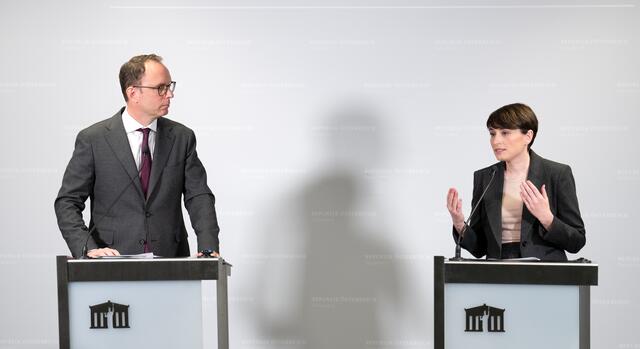 Andreas Ottenschläger für die ÖVP und Sigrid Maurer für die Grünen haben den Koalitionsentwurf für ein neues Parteiengesetz verhandelt. | Foto:  ROLAND SCHLAGER / APA / picturedesk.com