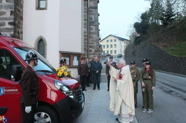 Die Freiwillige Feuerwehr Vichtenstein ließ ihr neues Mannschaftstransportfahrzeug segnen. | Foto: FF Vichtenstein