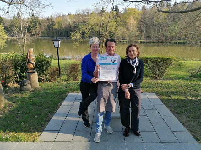 Lisi Dirnbeck und Markus Hoffmann (KOI Kulinarik am Teich) sowie Andrea Konrath, Geschäftsführerin Krebshilfe Burgenland, laden zum Charity Event "Loose Tie" ein. | Foto: Krebshilfe Burgenland