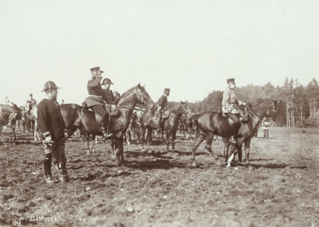 Kaiser Franz Josef hoch zu Pferd mit seinem Stab bei einem der vielen Herbstmanöver in Klagenfurt. Der Kaiser mochte keine Automobile; bis ins hohe Alter sah man ihn nur zu Pferd oder in der Kutsche. | Foto: TAÖ