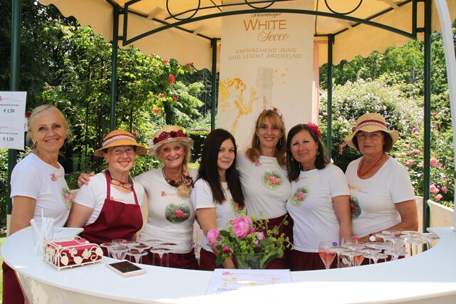 Die Gäste werden auch heuer wieder beim Rosenfest "gut beHUTet" im Rosarium verwöhnt. | Foto: Renate Hombauer