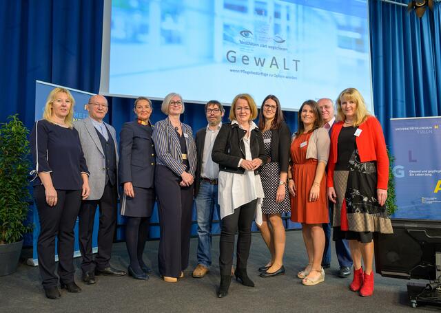 Ursula Kamlander, Peter Lechner (Ärztlicher Direktor UK Tulln), Sonja Fiegl (Bezirkspolizeikommandantin Tulln), Cornelia Palmetzhofer (Pflegedirektorin Tulln &amp; Klbg), Herbert Huscsava (Ärztlicher Direktor LK Klosterneuburg), LR Christiane Teschl-Hofmeister, Viktoria Wentseis (Opferschutzgruppenbeauftragte, Klinische Psychologin), Viola Hirschbeck (Presse- &amp; Öffentlichkeitsarbeit UK Tulln), Andreas Mikl (Kaufmännischer Direktor UK Tulln), Regina Maria Berger (Direktorin PBZ Tulln)
 | Foto: NLK Burchart