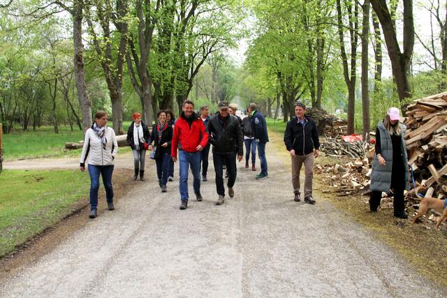 Mit viel Schwung und Begeisterung ging es ab dem Forsthaus in der Stockerauer Au zum Gasthaus Konrad zur Weinpräsentation. | Foto: Friedrich Doppelmair