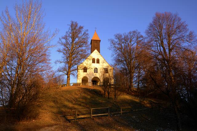 Die Kirche St. Johann und Paul sowie die darunter liegende Gastwirtschaft – unweit der Aussichtsplattform – sind ein beliebtes Ausflugsziel der Grazerinnen und Grazer. | Foto: RMA