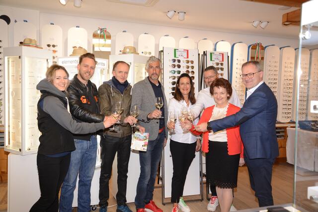 Bgm. Ludmilla Etzenberger (2.v.lr.) und STR Günter Steindl (r.) #%kamen zur offiziellen Eröffnung von Primavera bei Optik Huber | Foto: Winkler