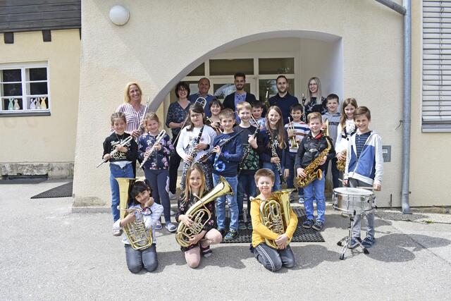 Hier spielt die Musik: Die Kinder der Bläserklasse der Volksschule St. Kanzian mit Schuldirektor, Klassenlehrerin und Musikschullehrern | Foto: RegionalMedien