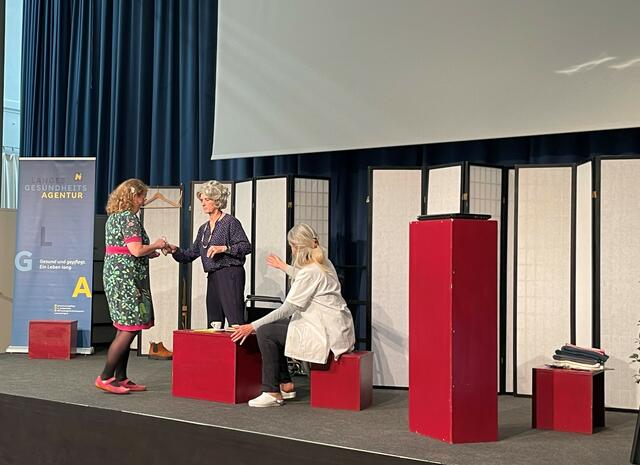 Das SOG-Theater beleuchtete alltägliche Situationen im Pflegesetting kritisch | Foto: NLK Burchart