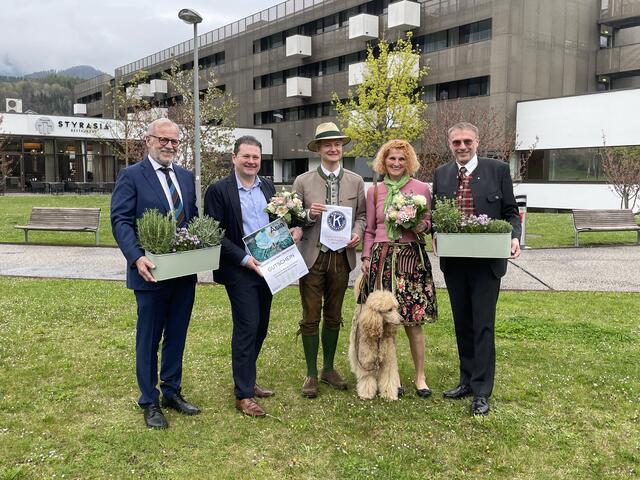 Vizebürgermeister Maximilian Jäger, Ressortleiter des Asia Hotel & Spa Joachim Windhager, Kiwanis-Präsident Jürgen Löschnauer und die Organisatoren Andrea und Gerhard Urbanek (v.l.) freuen sich auf den Gartenzauber. | Foto: Vanessa Gruber