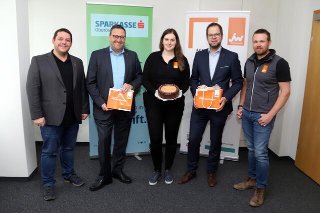 Vorsitzender Daniel Humer (l.) und das Team der Grieskirchner JW bedankten sich bei ihrem ehemaligen Sponsor, der Sparkasse Grieskirchen. | Foto: Junge Wirtschaft Grieskirchen