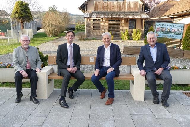 Die Vertreter aus Hengsberg (Bgm. Johann Mayer), Lang (Bgm. Joachim Schnabl), Lebring (Vize Bgm. Johann Kießner Haiden) und Wildon (Bgm. Karl Kowald) sitzen schon Probe auf den neuen "Hengist Bänken".  | Foto: Hengist