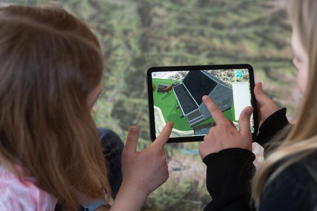Schülerinnen und Schüler lernen durch augmented Reality die verschiedenen Formen von landwirtschaftlichen Betrieben kennen. | Foto: FH Salzburg