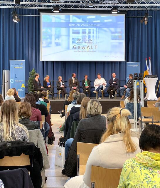 Podiumsdiskussion mit Petra Schmidt (Leitung Bereich Gesundheit und Soziale Dienste österr. Rotes Kreuz), Doris Bugl (NÖ Pflege- &amp; Patientenanwaltschaft), Hanna Fiedler (Interessengemeinschaft Pflegende Angehörige), Michael Halmich(Jurist mit Schwerpunkt Medizinrecht), Karin Rowhani-Wimmer (Ethikberaterin im Gesundheitswesen), Marlies Tegel (Klinische Sozialarbeiterin UK Tulln), Andreas Riemer (Bezirkshauptmann Tulln), Herbert Huscsava (Ärztlicher Direktor LK Klosterneuburg, Unfallchirurg) | Foto: NLK Burchart