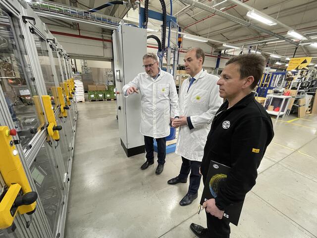 Wirtschaftslandesrat Leonhard Schneemann besuchte die Firma HELLA Fahrzeugteile Austria in Großpetersdorf. | Foto: Landesmedienservice
