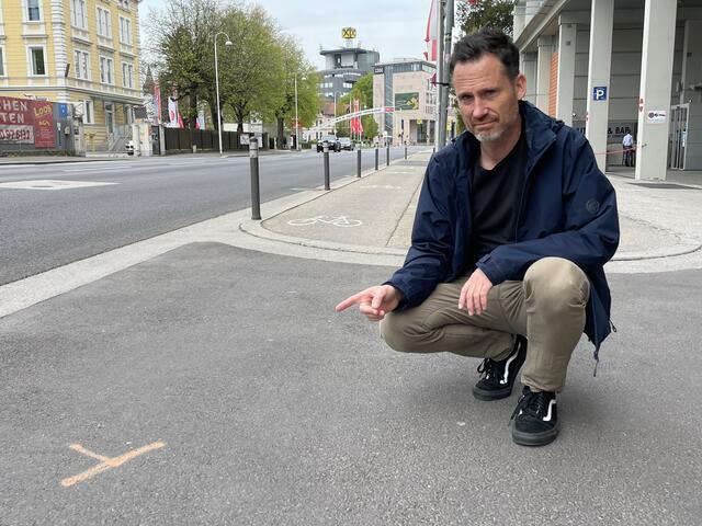 Helge Langer zeigt auf die Unfallstelle, die Markierungen der Polizei sind noch zu sehen. | Foto: BRS/Diabl