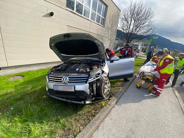 Bei einem Unfall in einem Wörgler Kreisverkehr erlitten vier Personen Verletzungen unbestimmten Grades.  | Foto: ZOOM.Tirol