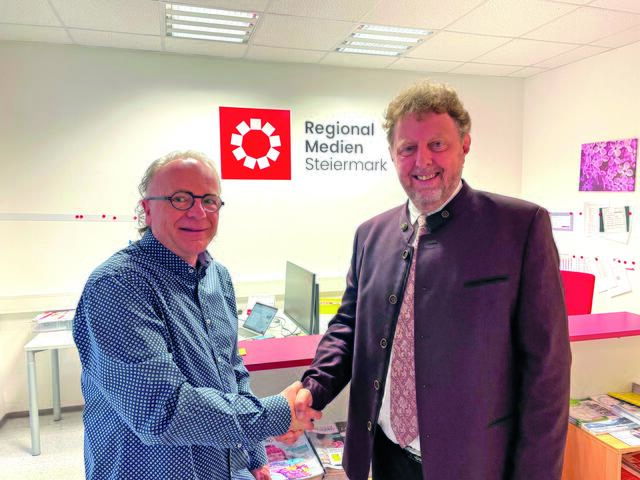 Grawe-Landesdirektor Toni Genseberger (r.) gratuliert Woche-Geschäftsstellenleiter Harald Almer zum 25-jährigen Bestandsjubiläum in Voitsberg. | Foto: Bleymaier