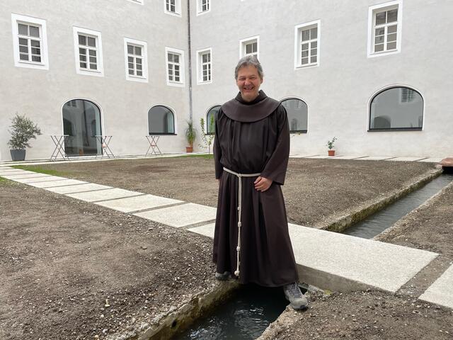 Fritz Wenigwieser, Provinzial der Franziskaner, im neuen Innenhof. Der Almkanal fließt durch das Kloster, an dieser Stelle wurde er freigelegt.  | Foto: Lisa Gold