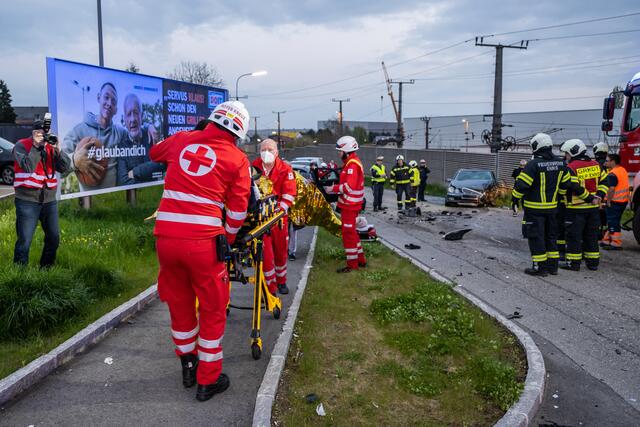 Ein schwerer Verkehrsunfall zwischen zwei Autos in einer Tempo-30-Zone in Enns hat Dienstagfrüh, 26. April, laut ersten Informationen vier Verletzte gefordert. | Foto: fotokerschi e.U./fotokerschi.at