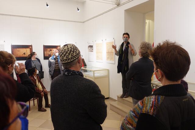 Milli Segal führte am Tag der Eröffnung durch die Ausstellung "Für das Kind".  | Foto: Helmut Pokornig