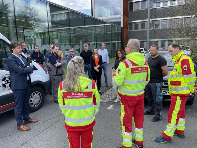 Die ÖLRG-Verantworlichen rund um Davy Koller betonten vor dem Binder+Co Firmengebäude den enormen Wert dieses Spende für die Personen in der Ukraine. | Foto: RegionalMedien Ulrich Gutmann