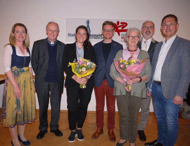 Im Bild (v.l.): Regionalbegleiterin Elke Peteani; Stadtpfarrer Gottfried Laireiter, Claudia Höckner-Pernkopf, David Pernkopf, Maria Wendtner, Andreas Gutenthaler und der Bürgermeister von Neumarkt, Adolf Rieger. | Foto: Katholisches Bildungswerk Salzburg
