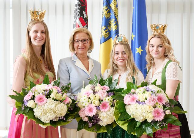 Wahl der neuen NÖ Weinkönigin: Landeshauptfrau Johanna Mikl-Leitner mit der neuen Weinkönigin Sophie Hromatka (2. v. r.) und ihren Stellvertreterinnen Katharina Baumgartner (l.) und Magdalena Eser (r.). | Foto: NLK Pfeiffer