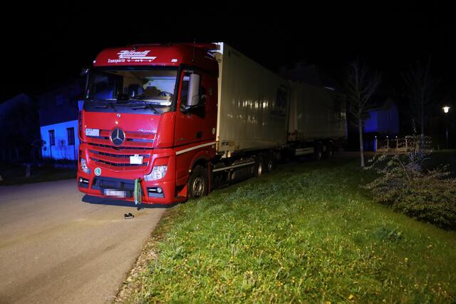 Weil der Lenker eines Sattelschleppers zu sehr in sein Navigationsgerät vertraute, blieb das Fahrzeug in Sattledt im Grünstreifen stecken und musste geborgen werden. | Foto: laumat.at