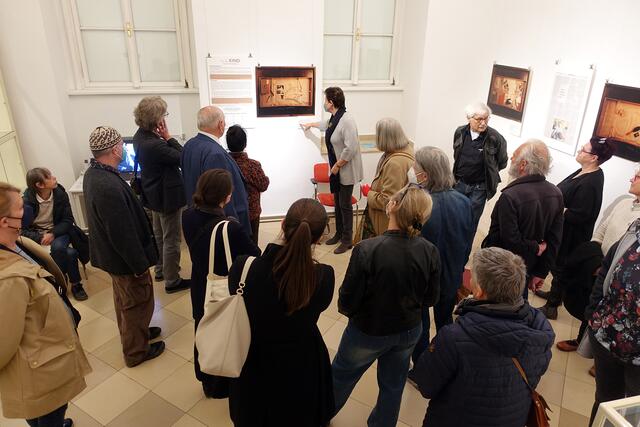 Milli Segal führte am Tag der Eröffnung durch die Ausstellung "Für das Kind".  | Foto: Helmut Pokornig
